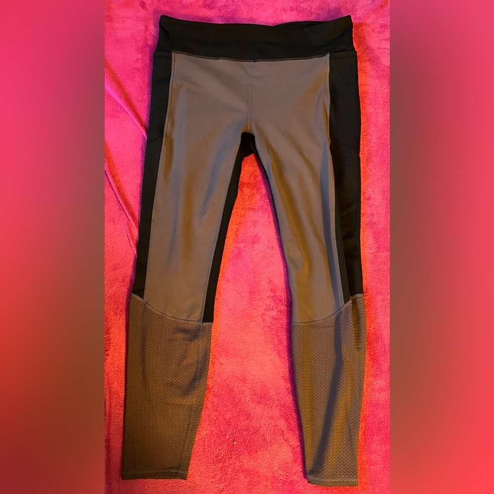 Fabletics Powerhold Workout Leggings,Size:XL, Black and charcoal Gray.